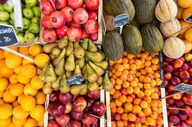 È migliore la frutta biologica importata o quella “in conversione al bio” locale?
